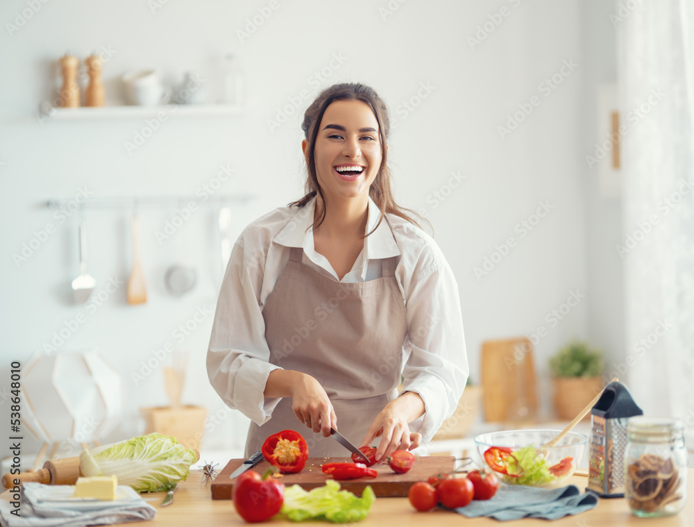 女人正在准备合适的饭菜