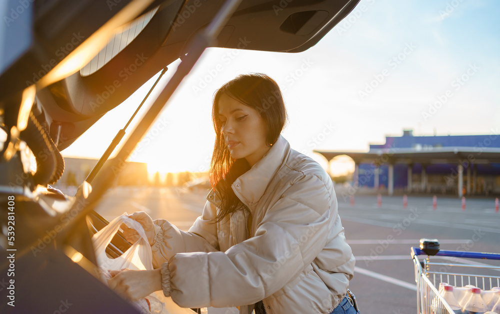 在商场或购物中心购物后的女人。漂亮的年轻女人在杂货店购物