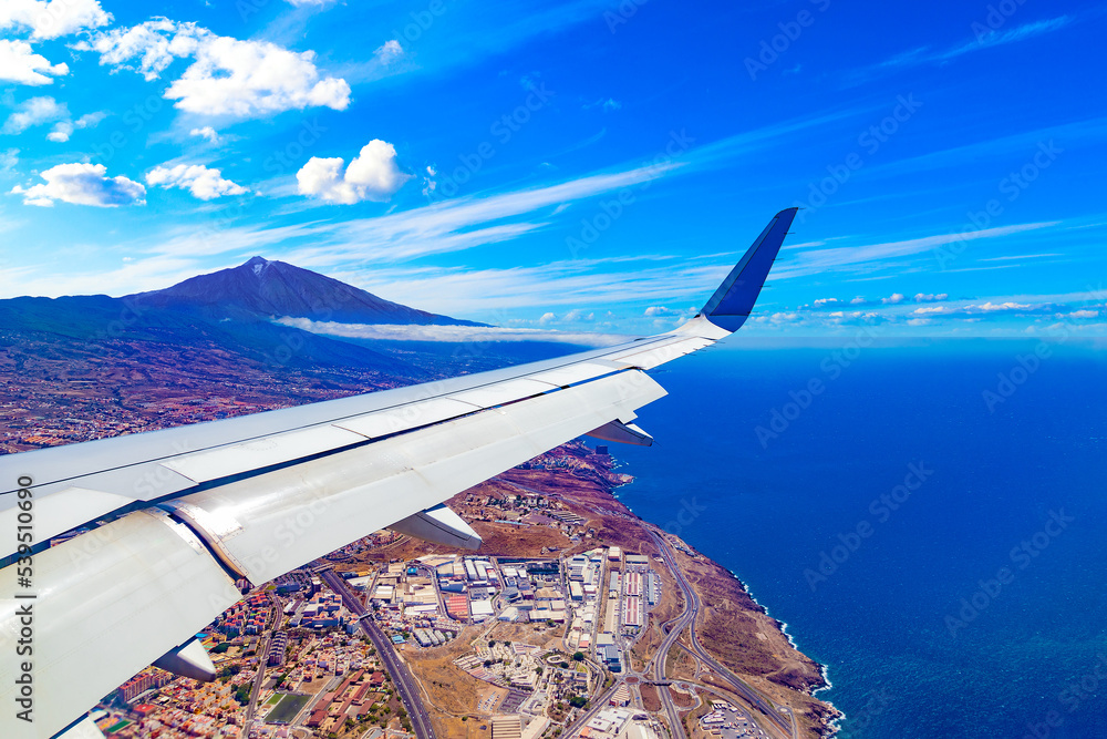 Isla Canaria, Tenerife, España. Paisaje de la ciudad por encima de las nubes. Vista aérea del cielo 