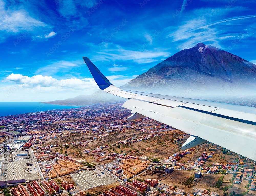 Islas Canarias, Tenerife, España. Paisaje de la ciudad por encima de las nubes. Vista aérea del ciel