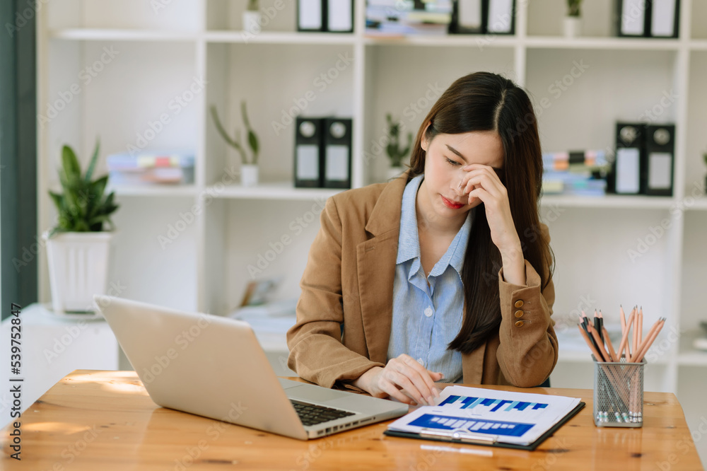 办公室里有社交网络图的压力重重的商业女性画像。