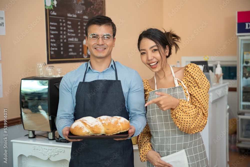 微笑的亚洲人小企业主服务员咖啡师，女审计员拿着剪贴板站在那里