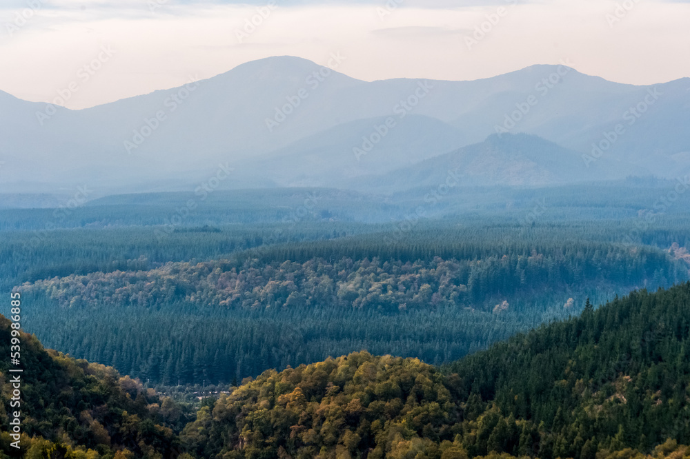 智利南美洲的自然景观。圣地亚哥地区的田野和山脉