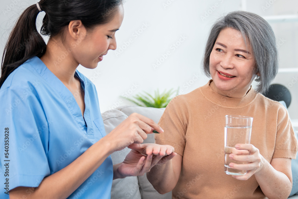 满足于一位服用药物的老年妇女，而她的护理人员却为她提供药物建议
1764832242,坐在紫色水晶宝座上的传奇人物，死亡天使的出现