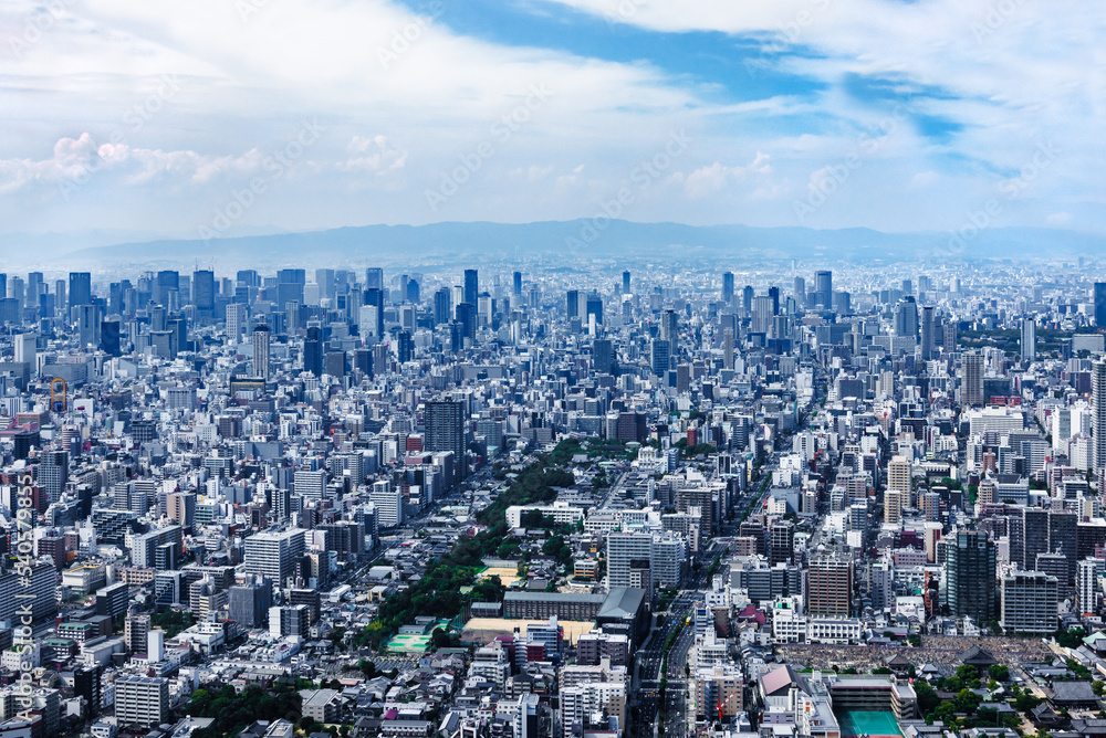 高層ビルの上から見える大阪の街並み