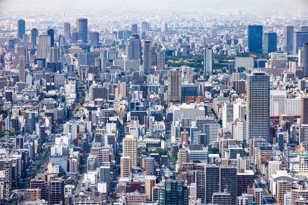 高層ビルの上から見える大阪の街並み