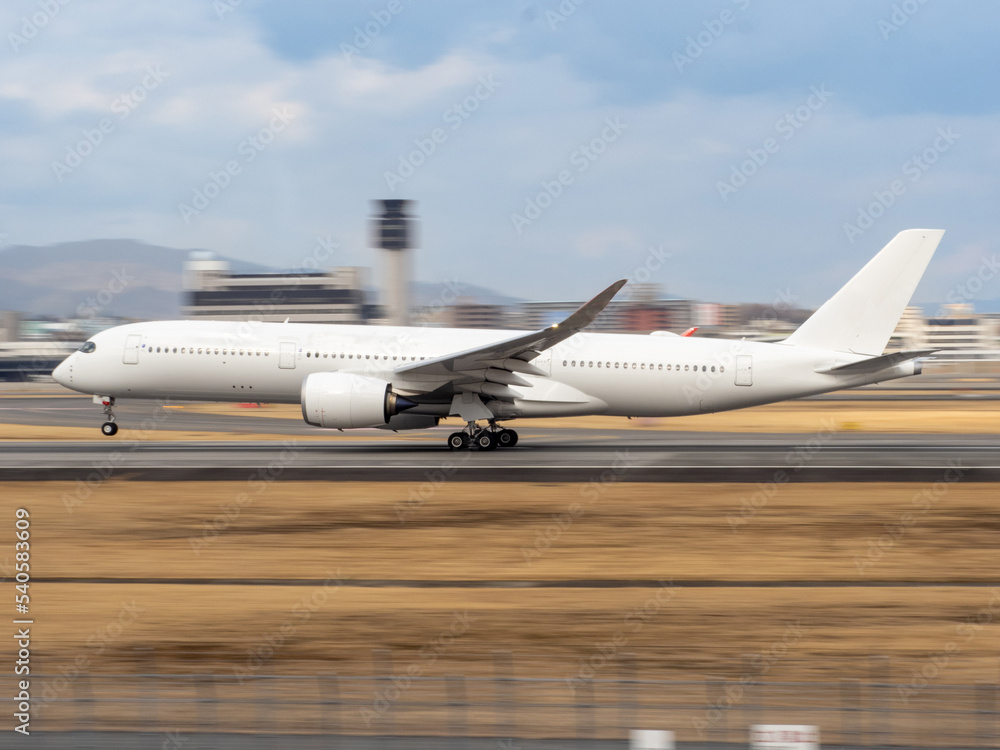 離陸するエアバスA350 