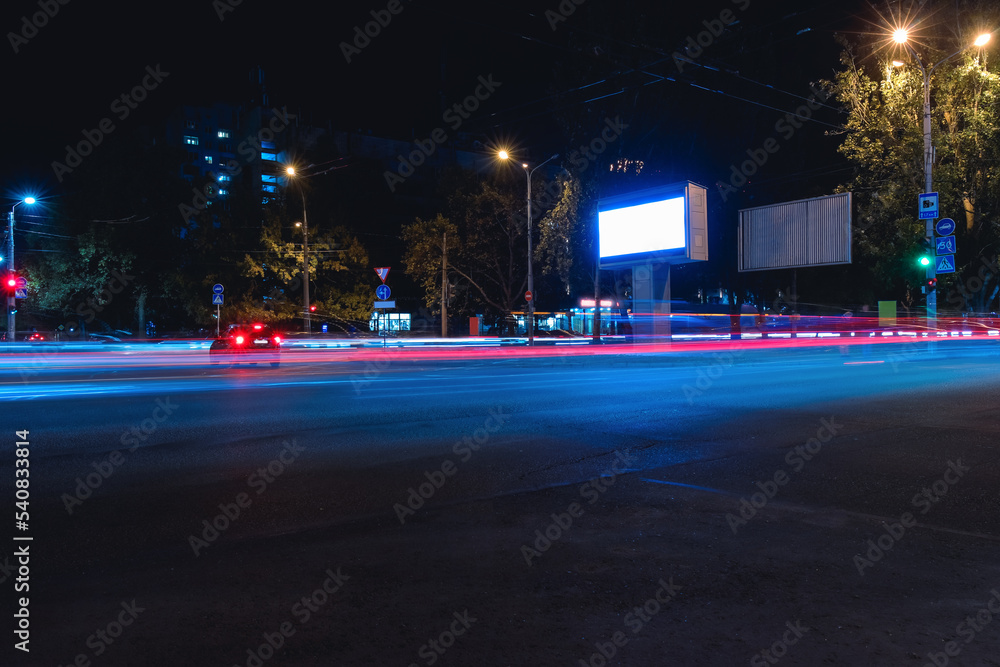 夜晚街灯和广告牌的城市道路视图