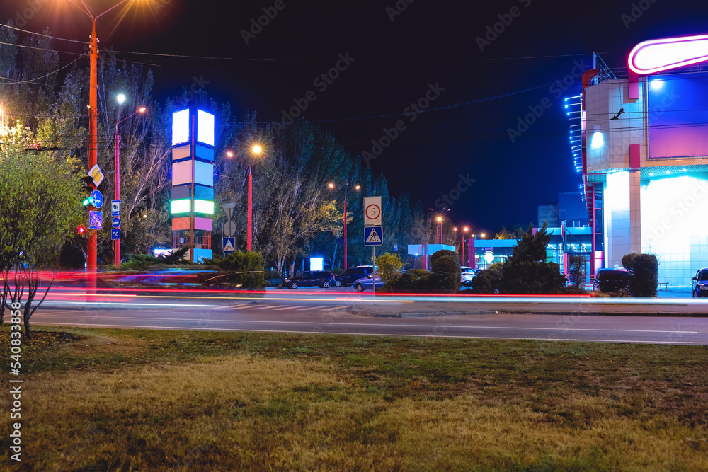 夜晚城市道路、路灯、停车场和建筑景观