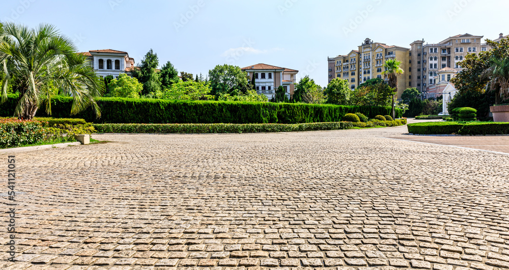 空荡荡的广场层和现代建筑风光