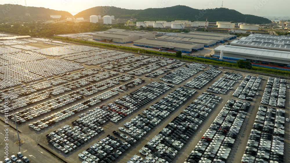 许多新车在运送给经销商客户之前停车，汽车运送到滚装船进行进口出口