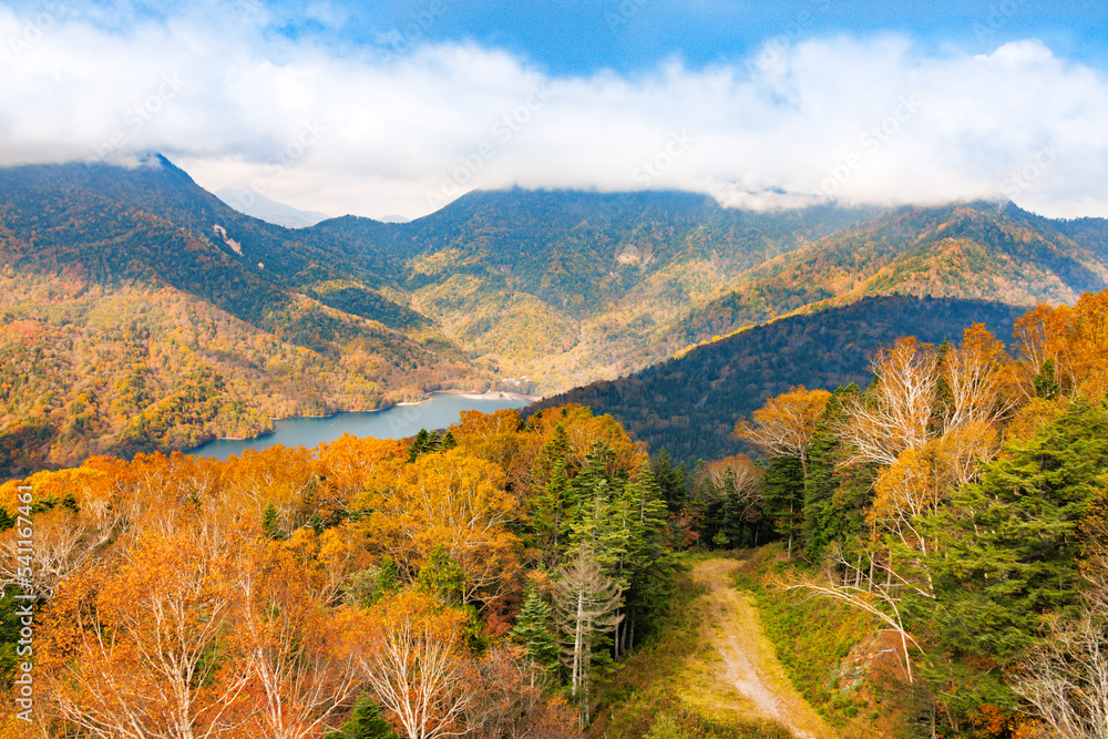 日光白根山から見える紅葉した山の風景