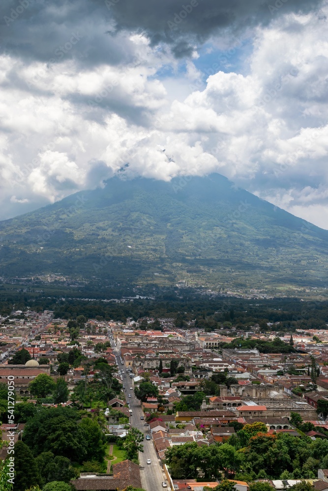 阿瓜火山山谷上的小镇，拥有令人惊叹的云景