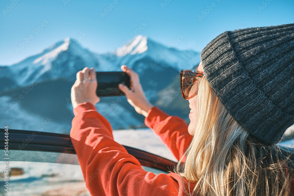 女性旅行探索，欣赏山景、景观、生活方式概念冬季度假