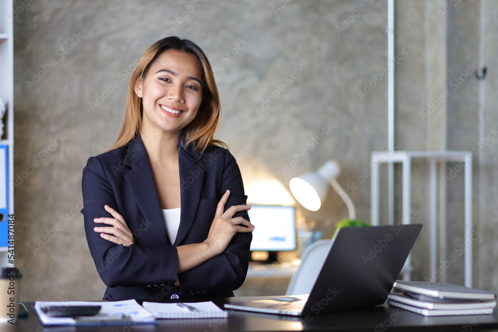 办公室里一位迷人的商业女性的肖像。