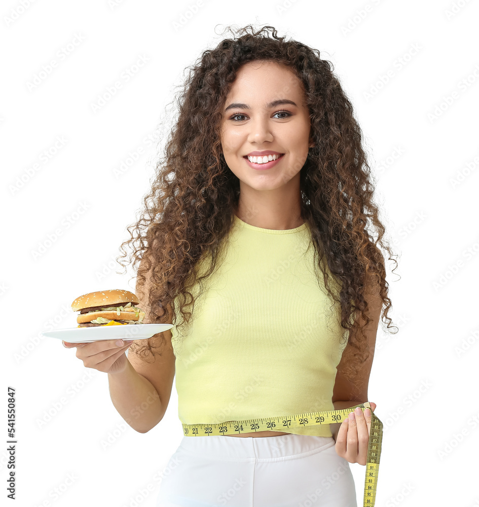 快乐的年轻非裔美国女性，带着卷尺和白底汉堡。饮食理念