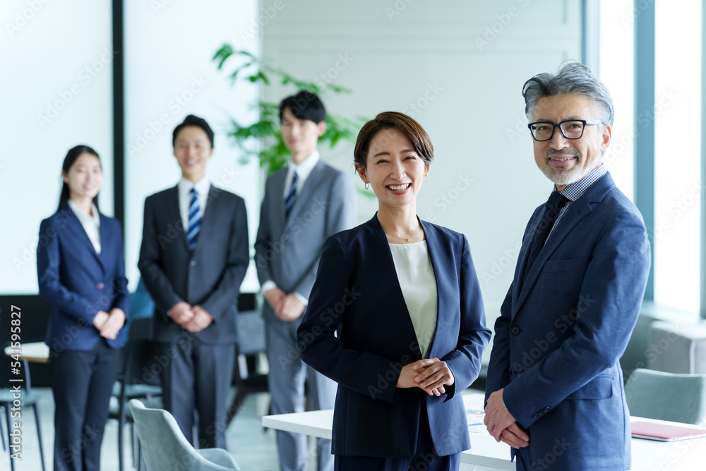 事務所で働く人々のポートレート