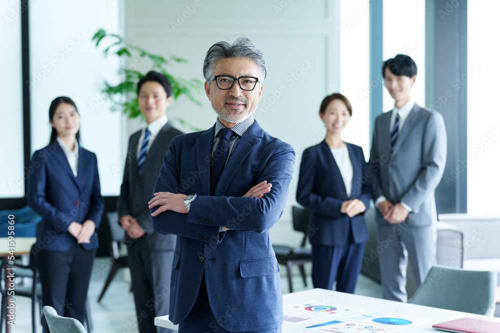 事務所で働く人々のポートレート