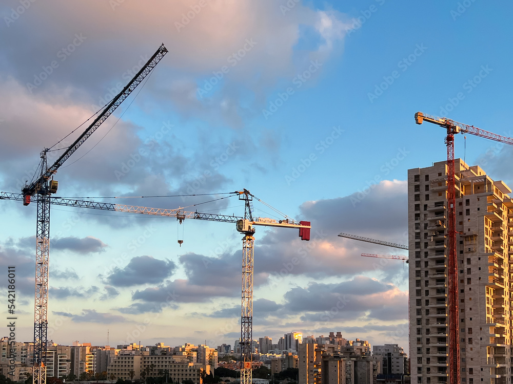 天空背景下的建筑工地和起重机