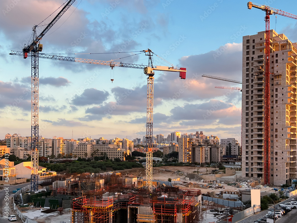 建筑工地和起重机的城市景观