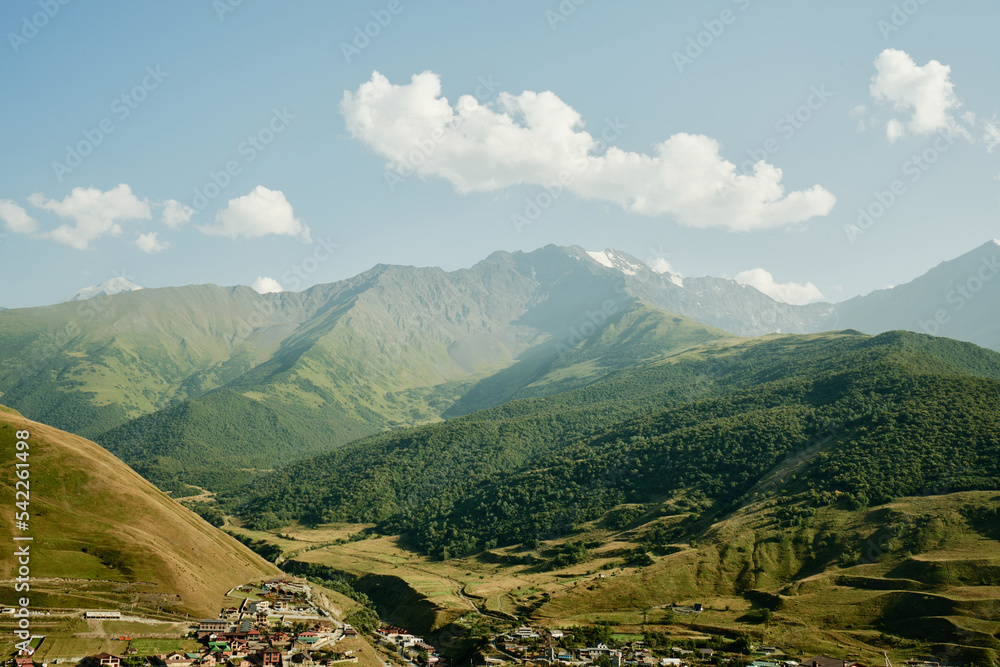 俄罗斯北奥塞梯-阿拉尼亚山谷中远处村庄山峰的鸟瞰图