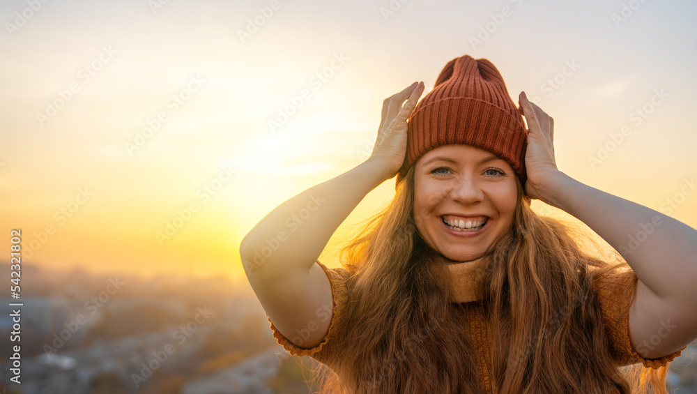 年轻女性的秋天画像