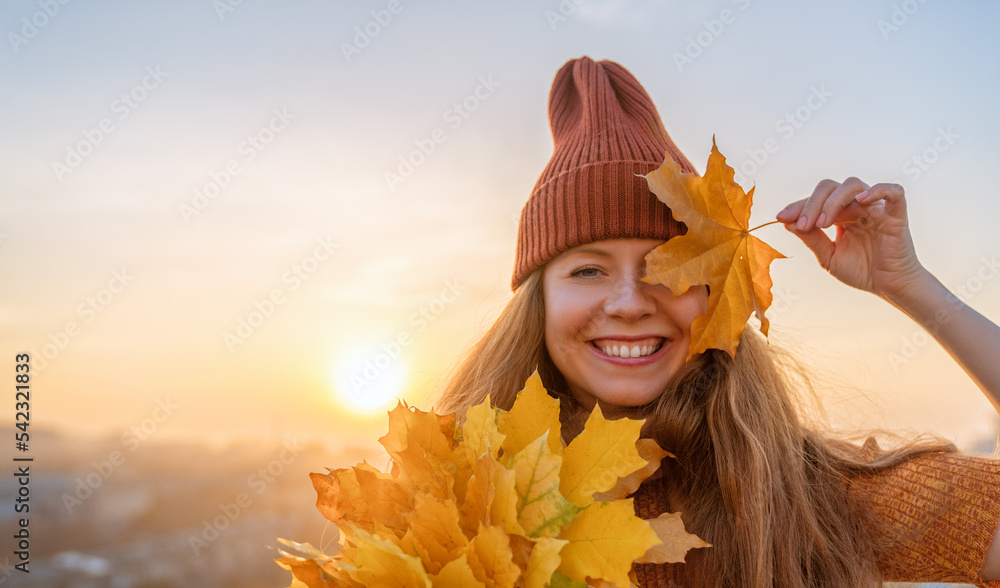 年轻女性的秋天画像