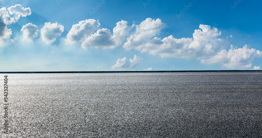 空旷的柏油路和美丽的天云景观