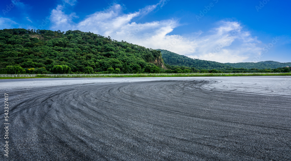 赛道公路和天空云朵背景的青山