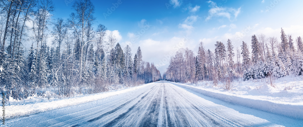 空旷的乡村雪路美景。