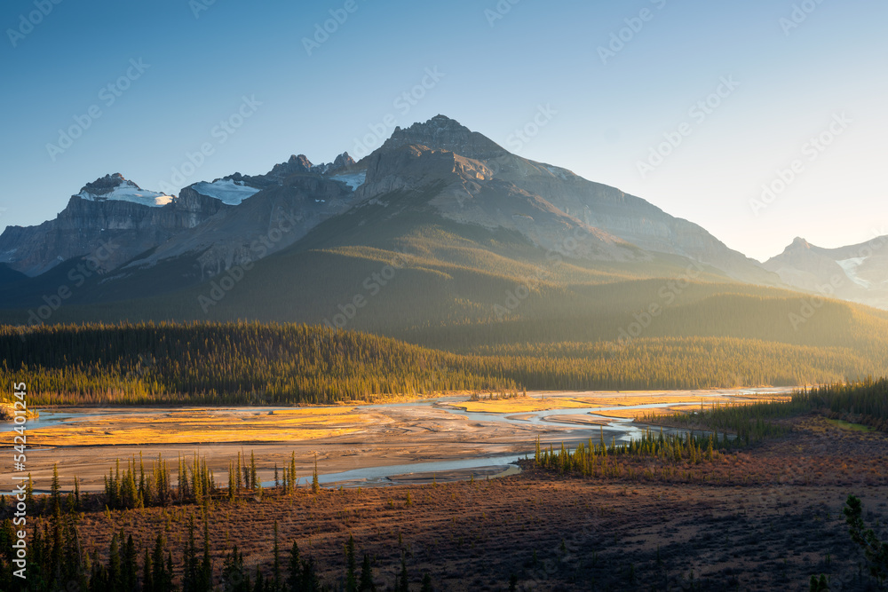 黎明时的山景。山谷中的阳光。黎明时山谷中的河流和森林。Na