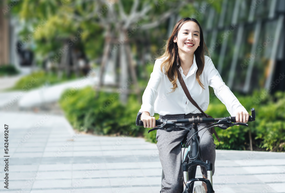 美丽的亚洲女人用手机耳机听最喜欢的音乐，幸福放松