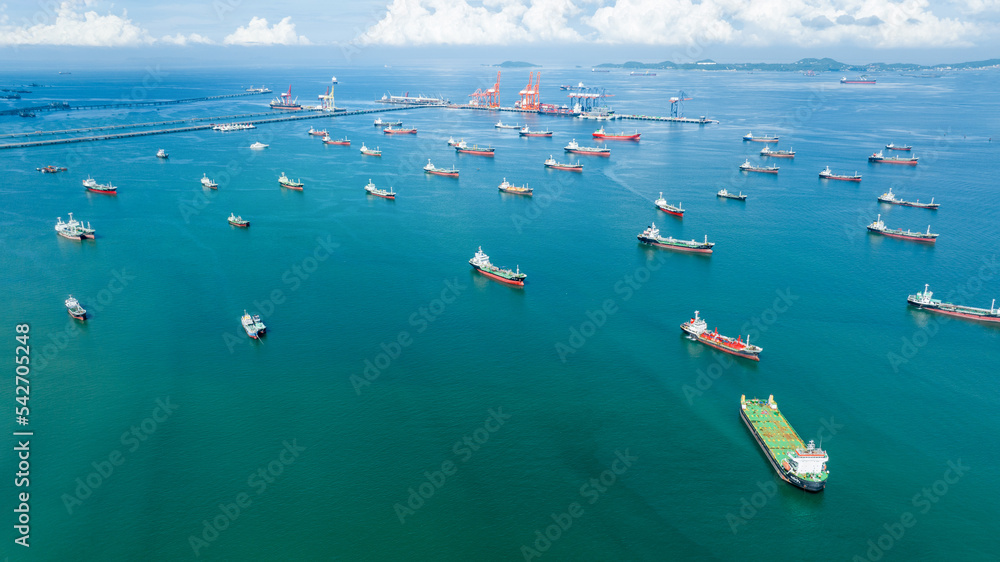 石油、原油油轮、集装箱船在海洋湾石油化工出口海上系泊