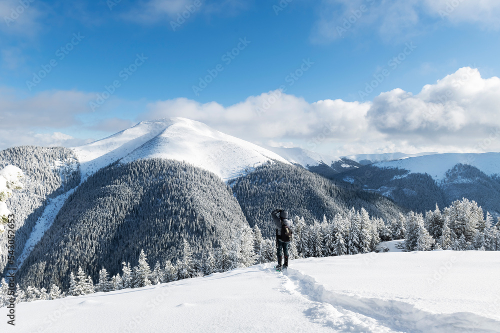 日出时，独自一人在冬季高山的雪山上拍摄。旅行概念。Carpath