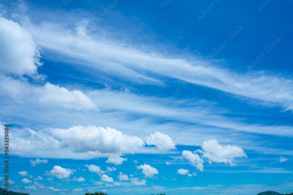 蓝天蓬松的云。蓬松的蓝天背景，背景是微小的云，美丽的多云