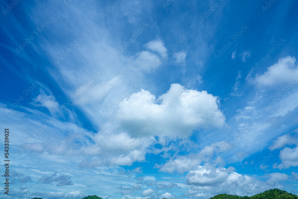 蓝天蓬松的云。蓬松的蓝天背景，背景是微小的云，美丽的多云