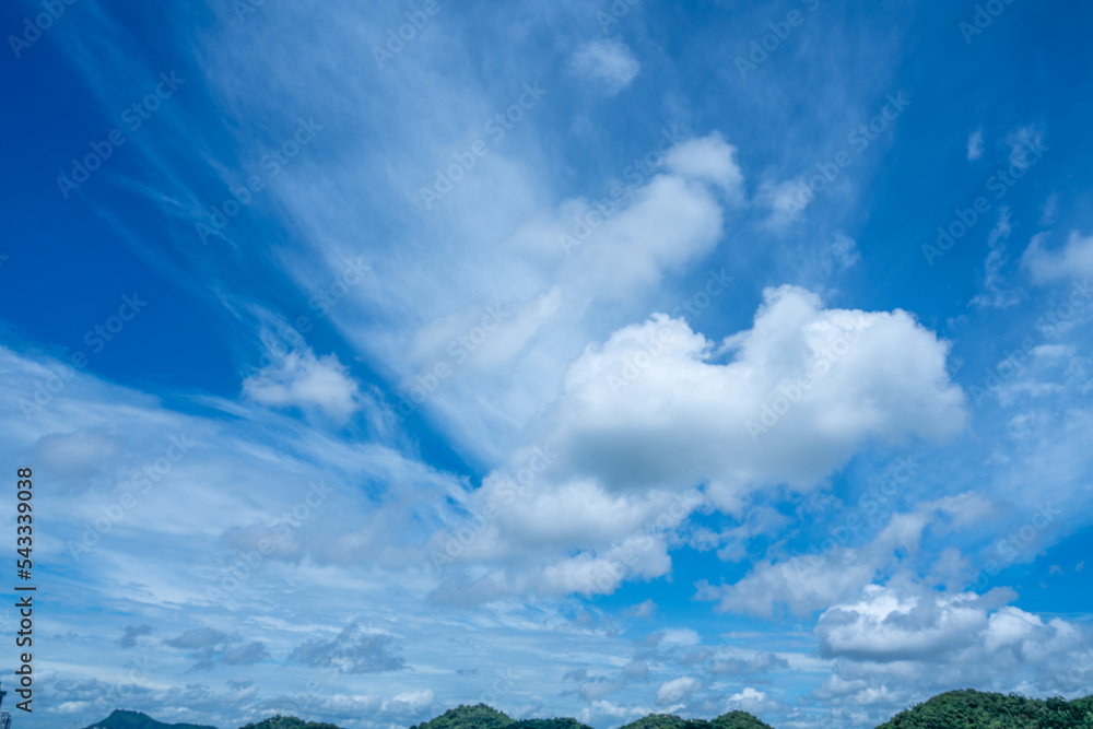 蓝天蓬松的云。蓬松的蓝天背景，背景是微小的云，美丽的多云