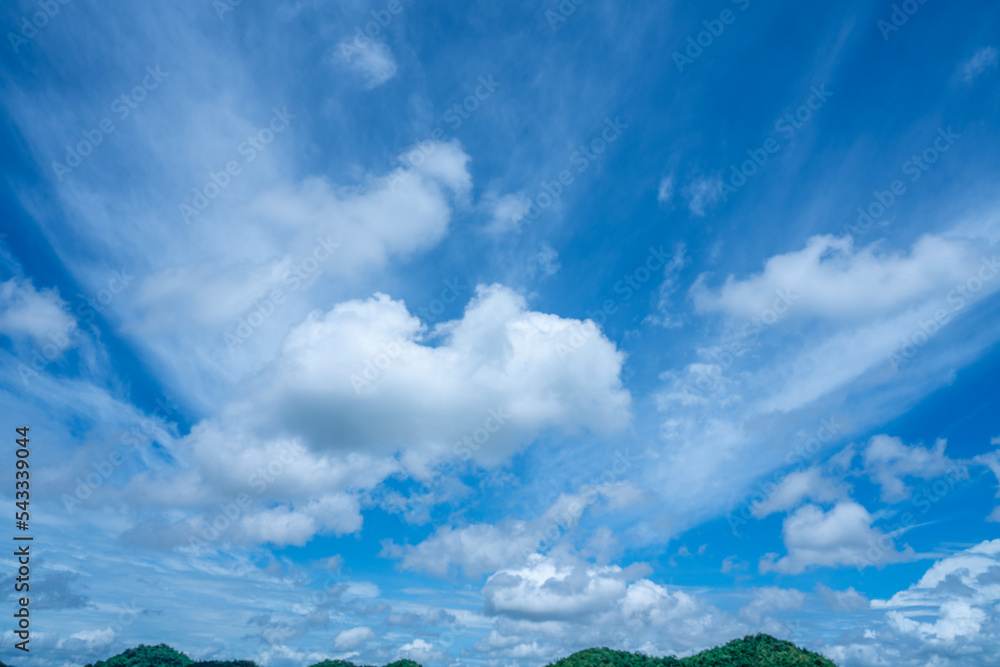 蓝天蓬松的云。蓬松的蓝天背景，背景是微小的云，美丽的多云