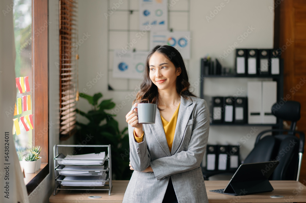 自信美丽的亚洲女商人抱着棺材打字笔记本电脑和数字平板电脑