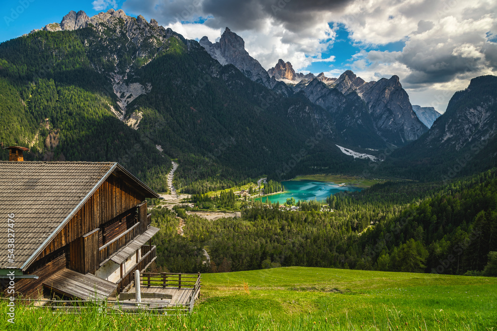 Toblacher从山上看湖景，意大利多洛米蒂