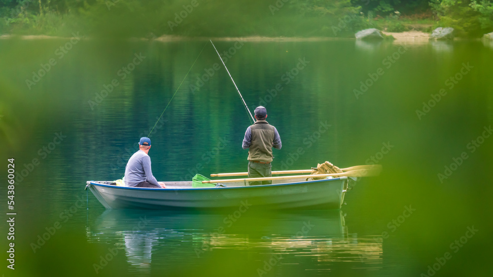 Zwei Angler in einem kleinen Boot auf einem田园诗参见