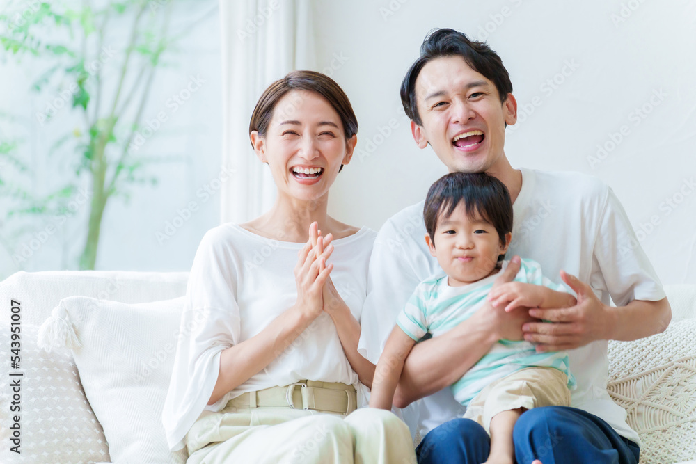 男の子を抱っこするお父さん