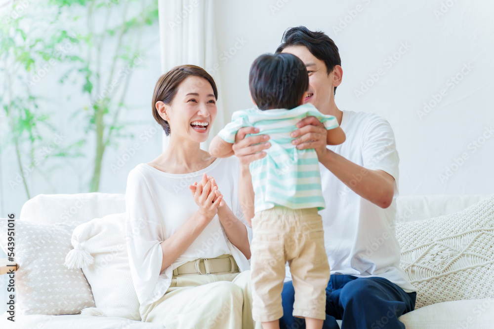 男の子を抱っこするお父さん