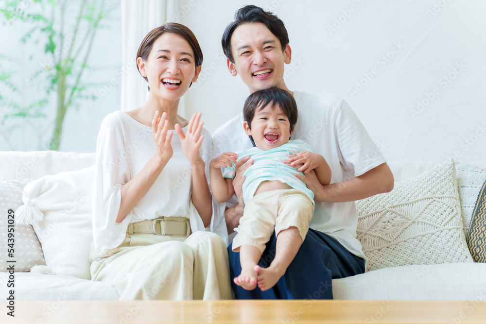 男の子を抱っこするお父さん