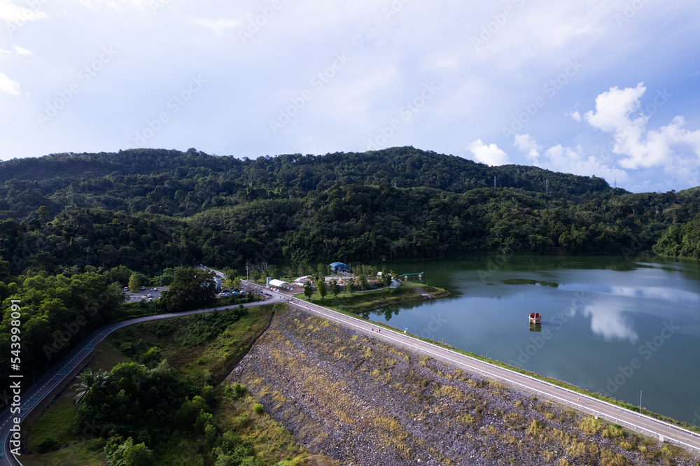 无人机鸟瞰雨林和大坝湖周围的道路