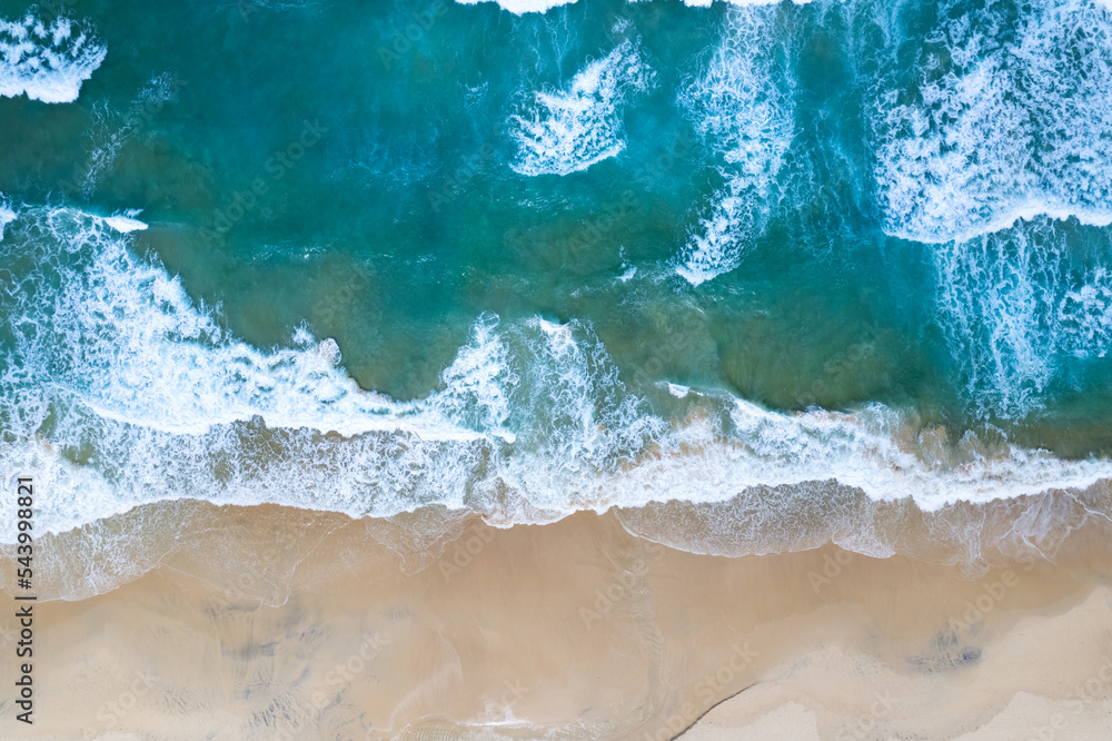 海浪冲击的鸟瞰图海滩沙滩上的白色泡沫波浪，海滩海景俯视图Na