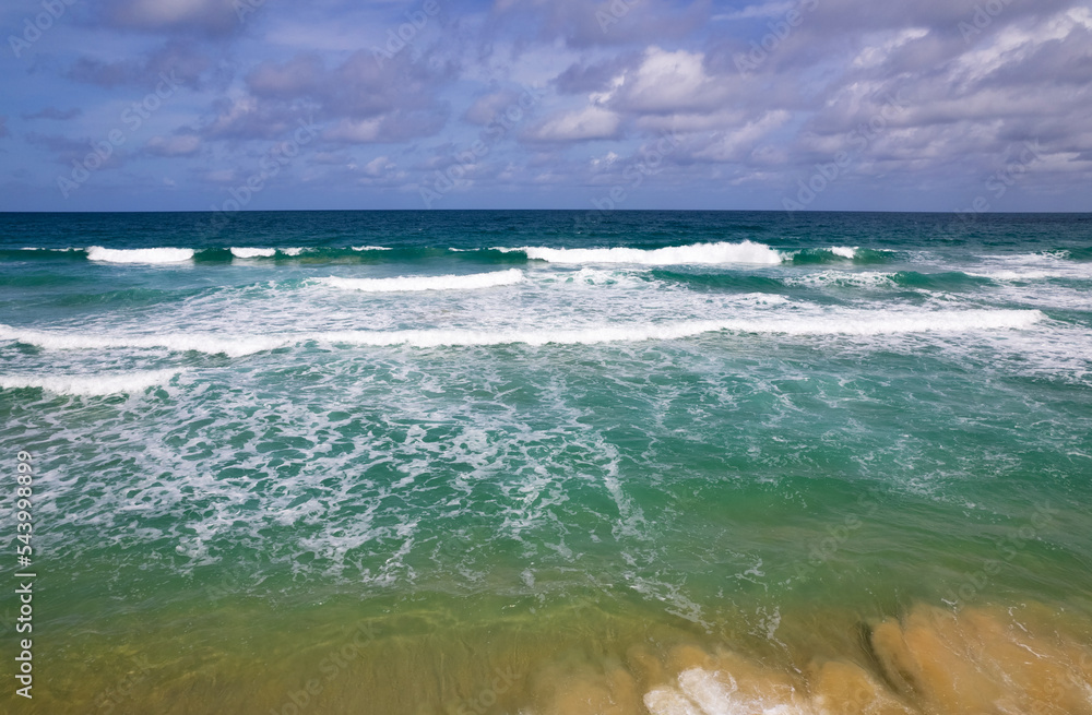 海浪撞击的鸟瞰图海滩沙上的白色泡沫波，俯视海滩海景Na