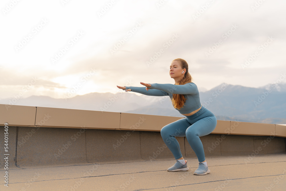 年轻女运动员正在热身