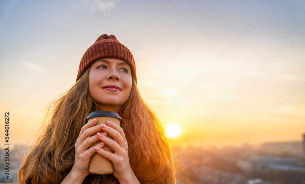 年轻女性的秋天画像