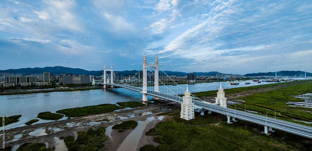 日落时分，中国浙江舟山，美丽的桥梁和河流，城市天际线。